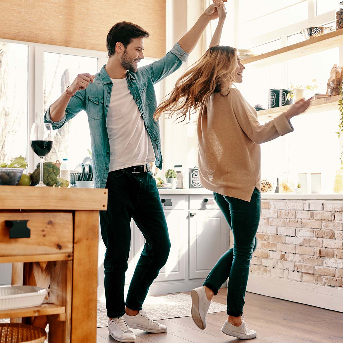 Bailar para ser felices podría ser el método más eficaz para mantenerse como pareja