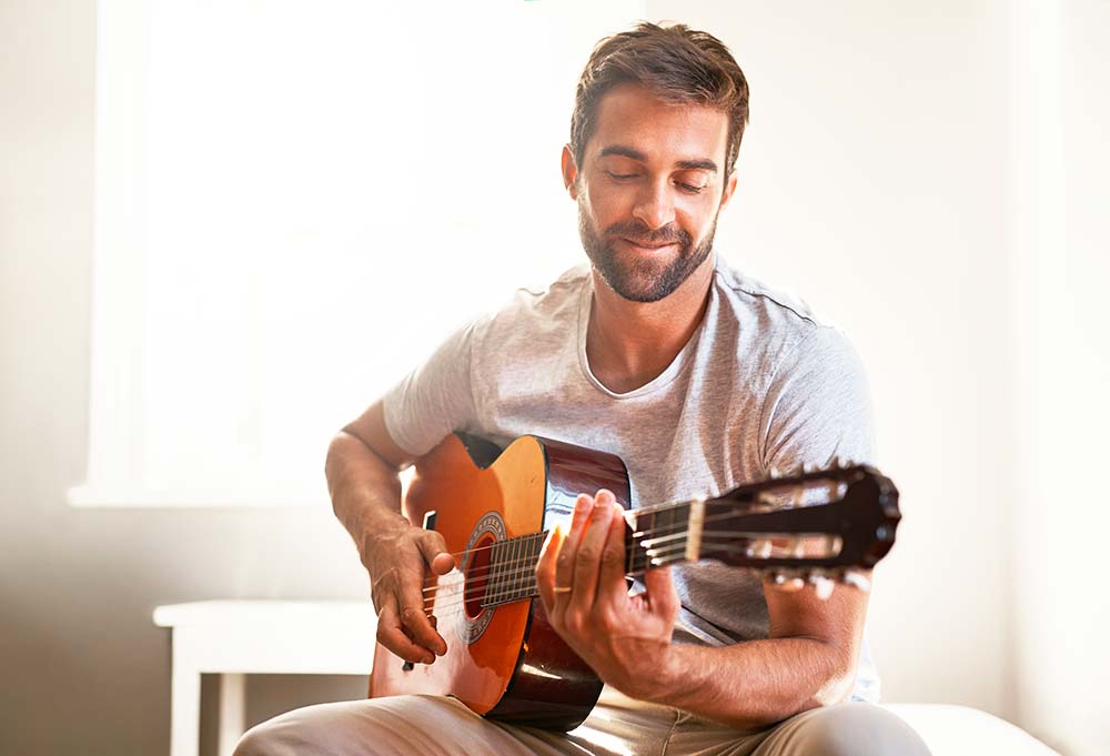 Los sonidos de la felicidad pueden encontrarse si te enfrentas a una guitarra con paciencia